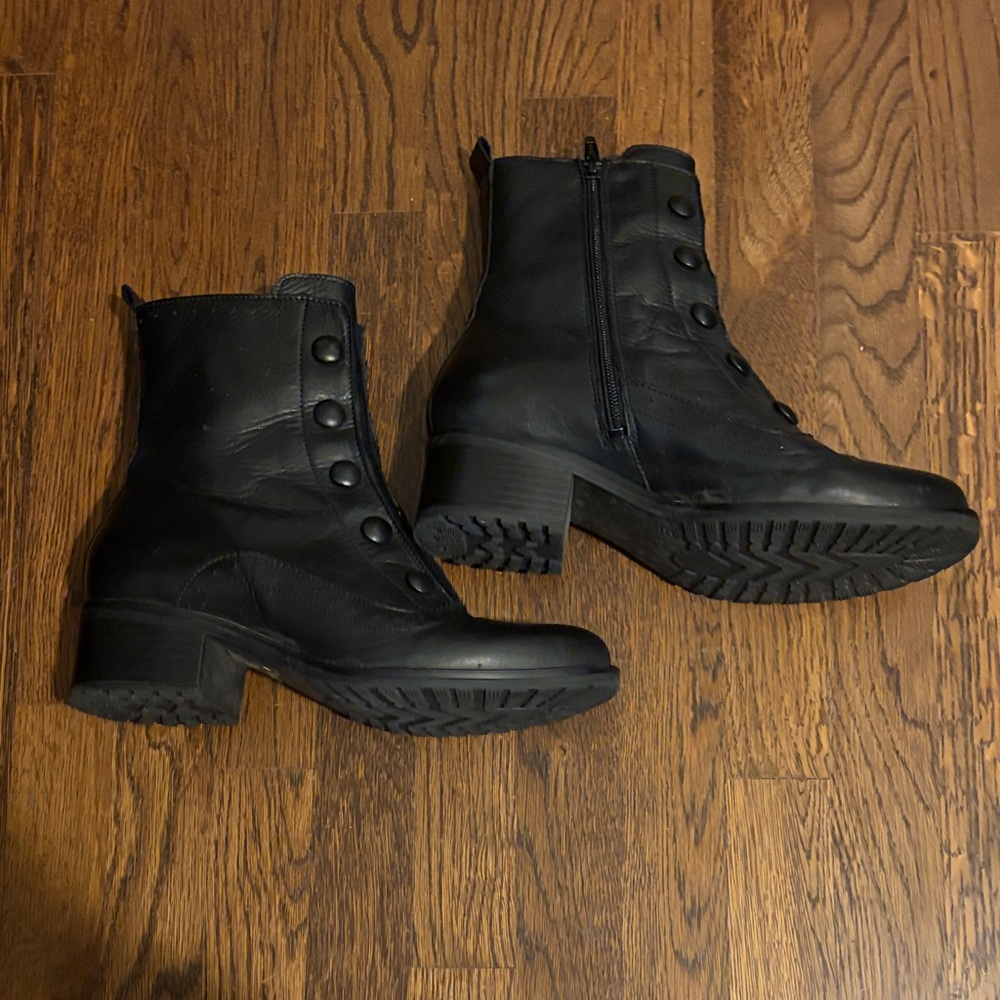 Miz Mooz Black Leather Jozie Ankle Boots with button detail, size 39 (us 8.5) - Picture 3 of 12